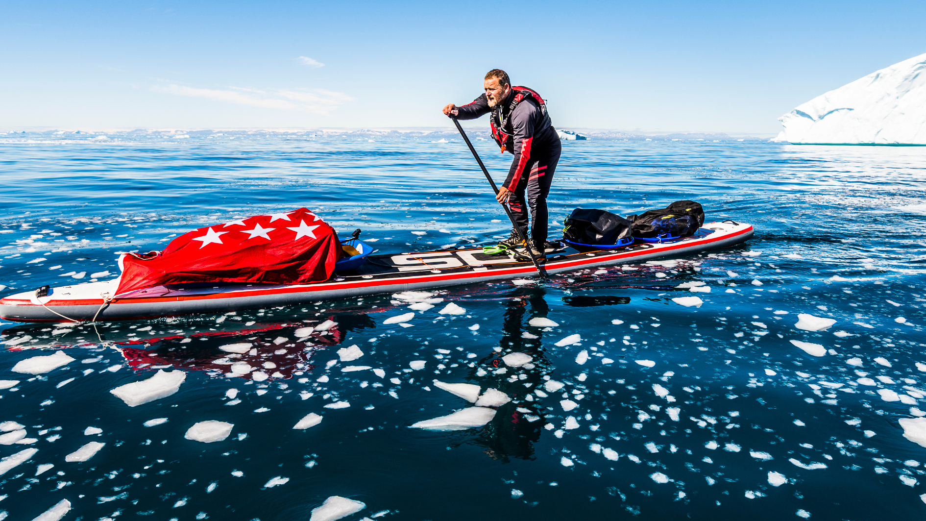 Antonio de la Rosa, remando rodeado de hielo