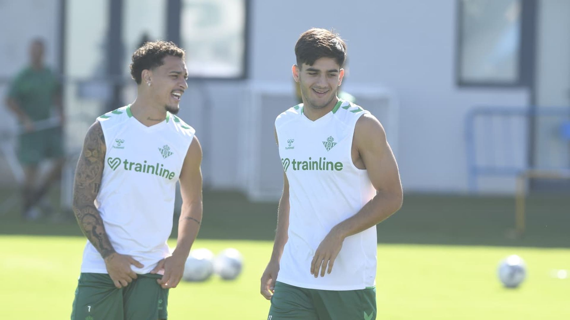 Antony y Morante, en el entrenamiento del Betis de este viernes Antony y Morante, en el entrenamiento del Betis de este viernes