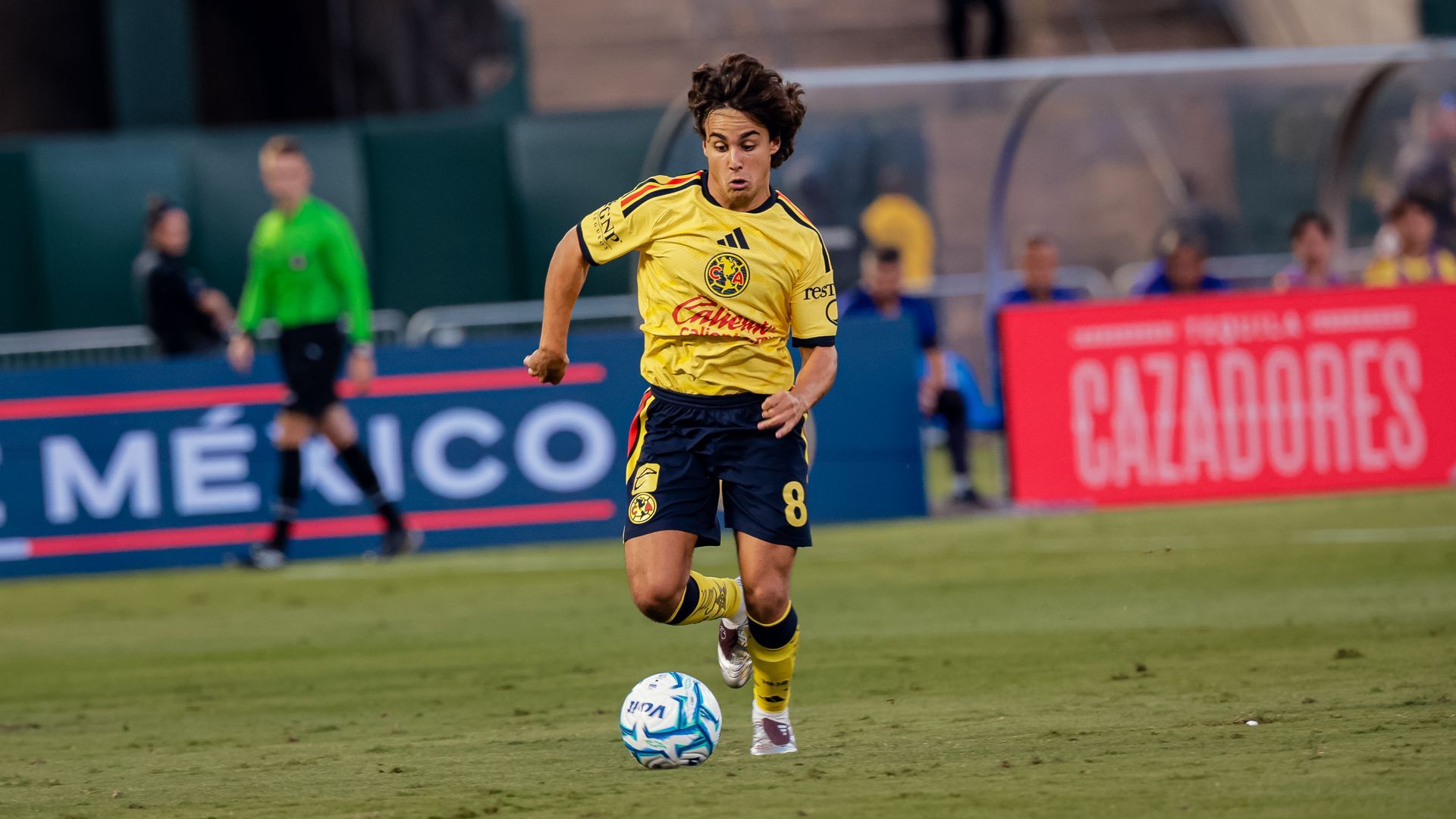 Carlos Álvarez en un partido de la Primera mexicana Carlos Álvarez en un partido de la Primera mexicana