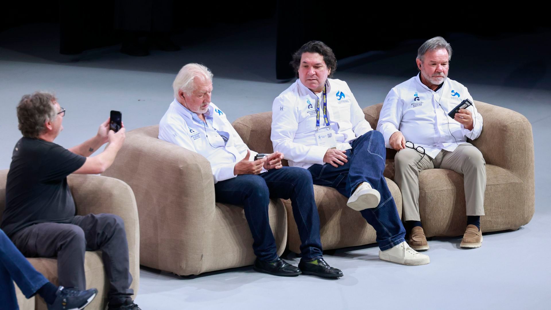 El chef Andoni Aduriz, fotografia a los compañeros de profesión, Pierre Gagnaire, Michel Troisgros, y Gastón Acurio, participan en San Sebastián Gastronomik