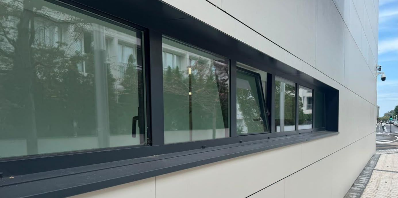 Exterior de la comisaría de Donostia en la que ha aparecido una rata muerta en la ventana que permanecía semi abierta