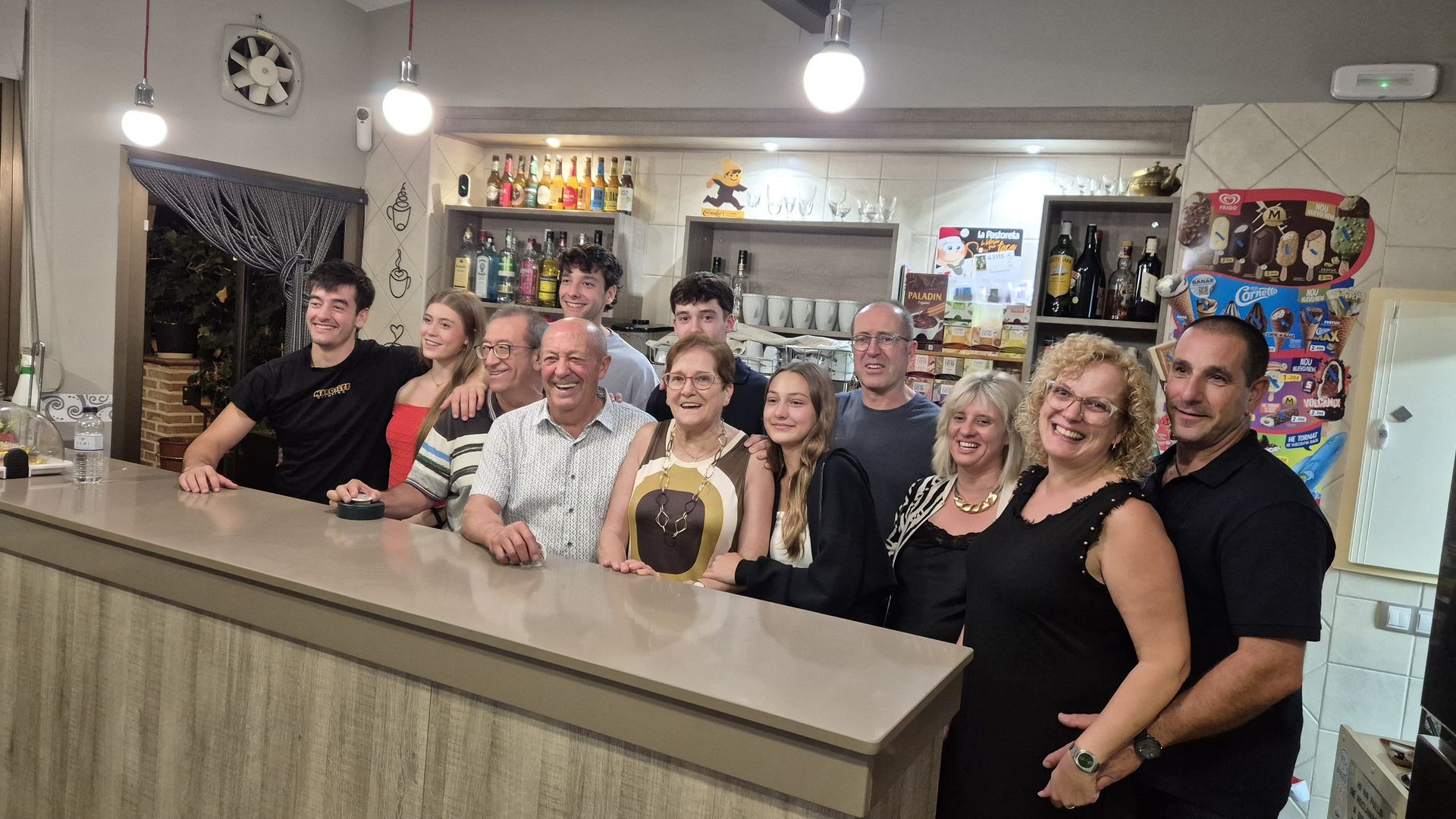 Foto de la familia en el Cafè Vernet