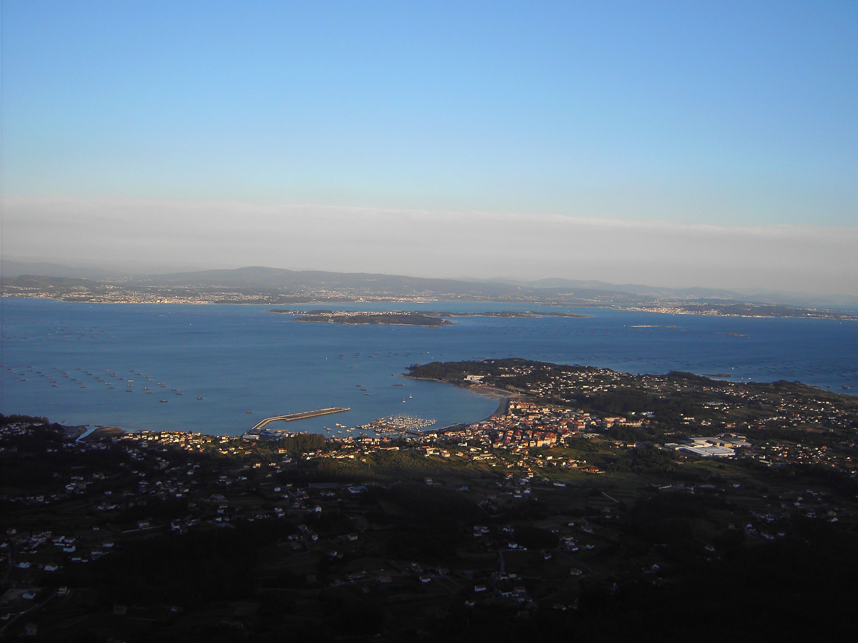 Illa de Arousa vista desde la ría que lleva su nombre