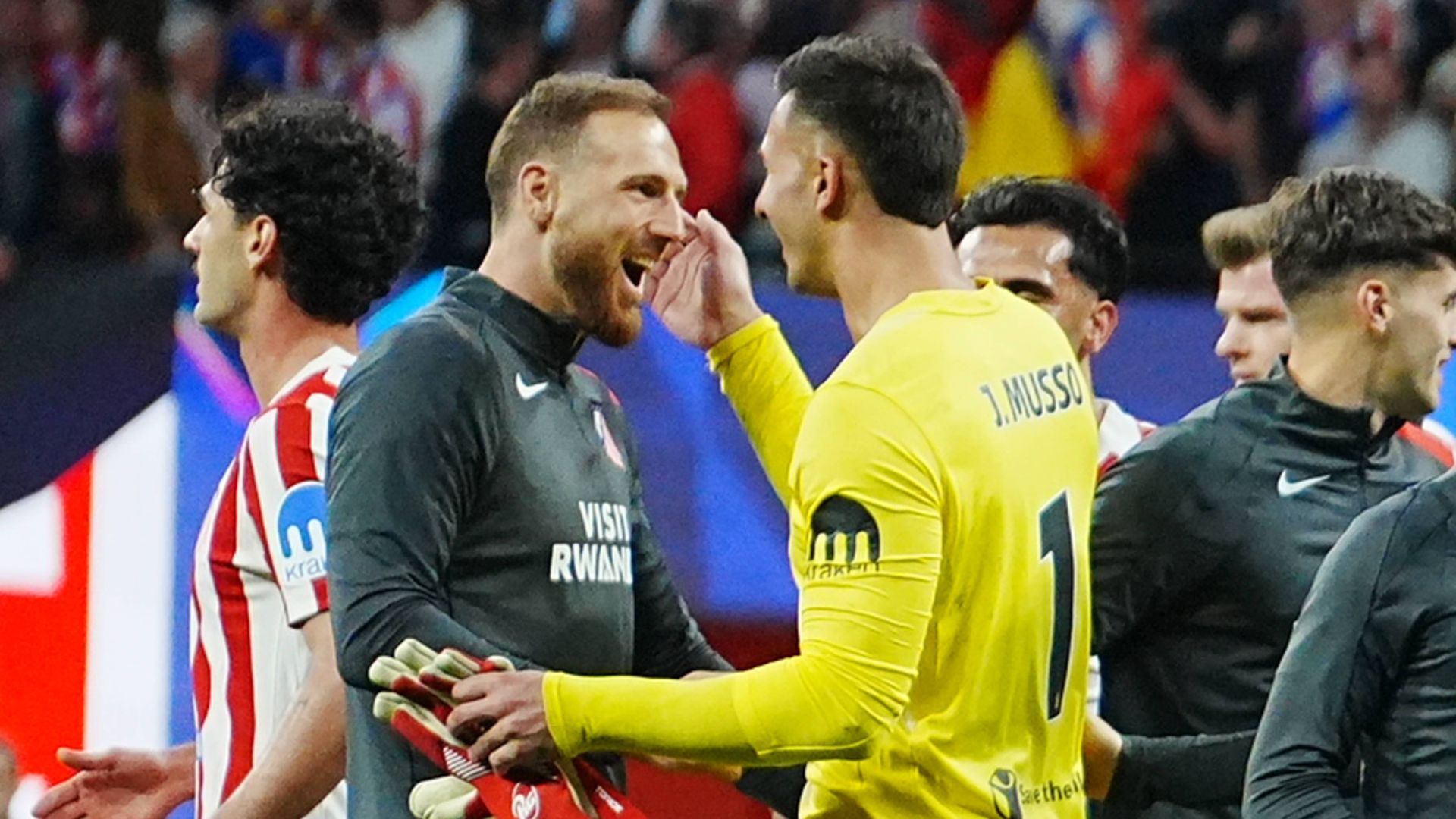 Jan Oblak y Juan Musso se abrazan
