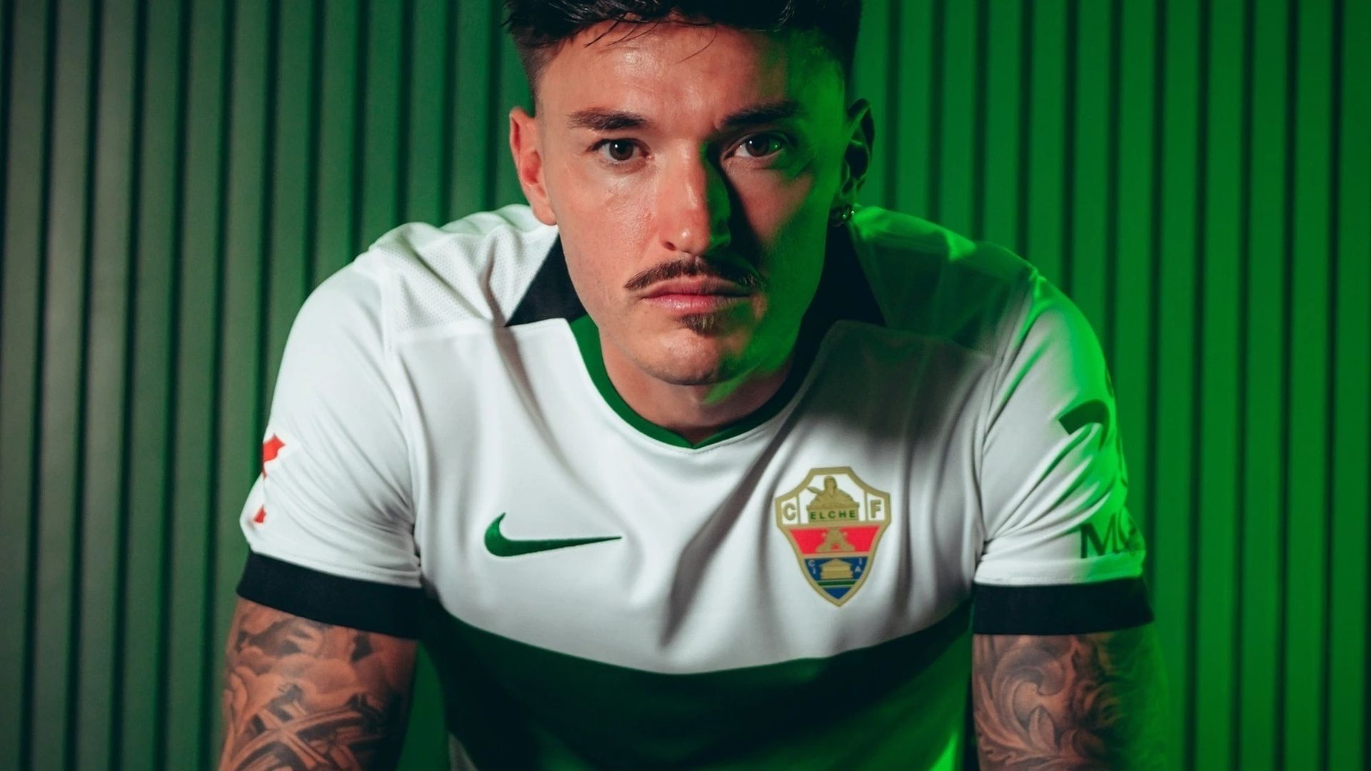 Josan Ferrández posa como jugador del Elche