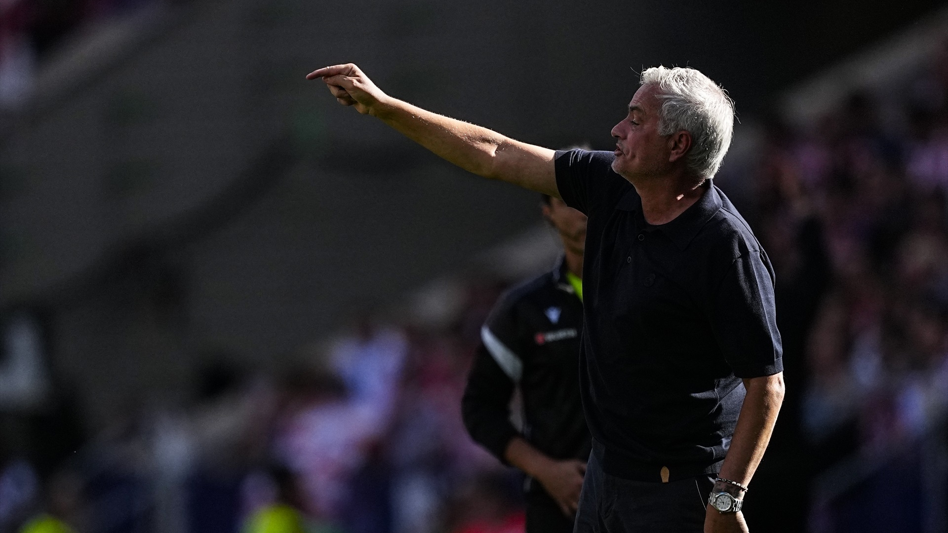 José Mourinho da indicaciones en un partido del Real Madrid José Mourinho da indicaciones en un partido del Real Madrid