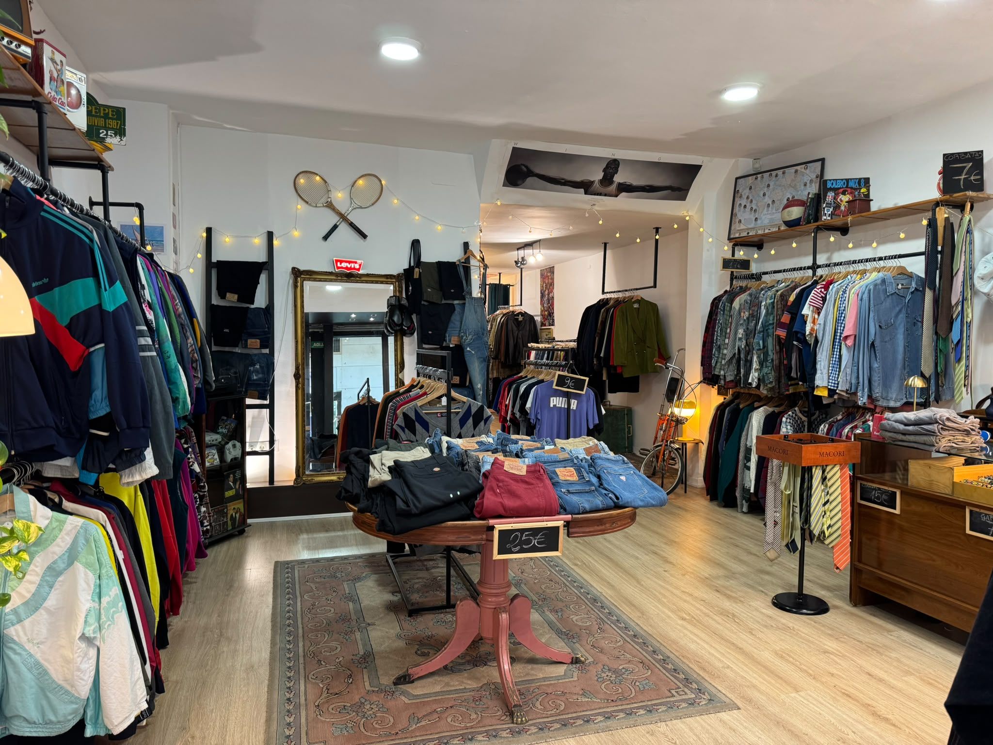 La tienda de Granada que triunfa vendiendo ropa de segunda mano desde 5 euros: "La gente está cada vez más concienciada en la moda sostenible"