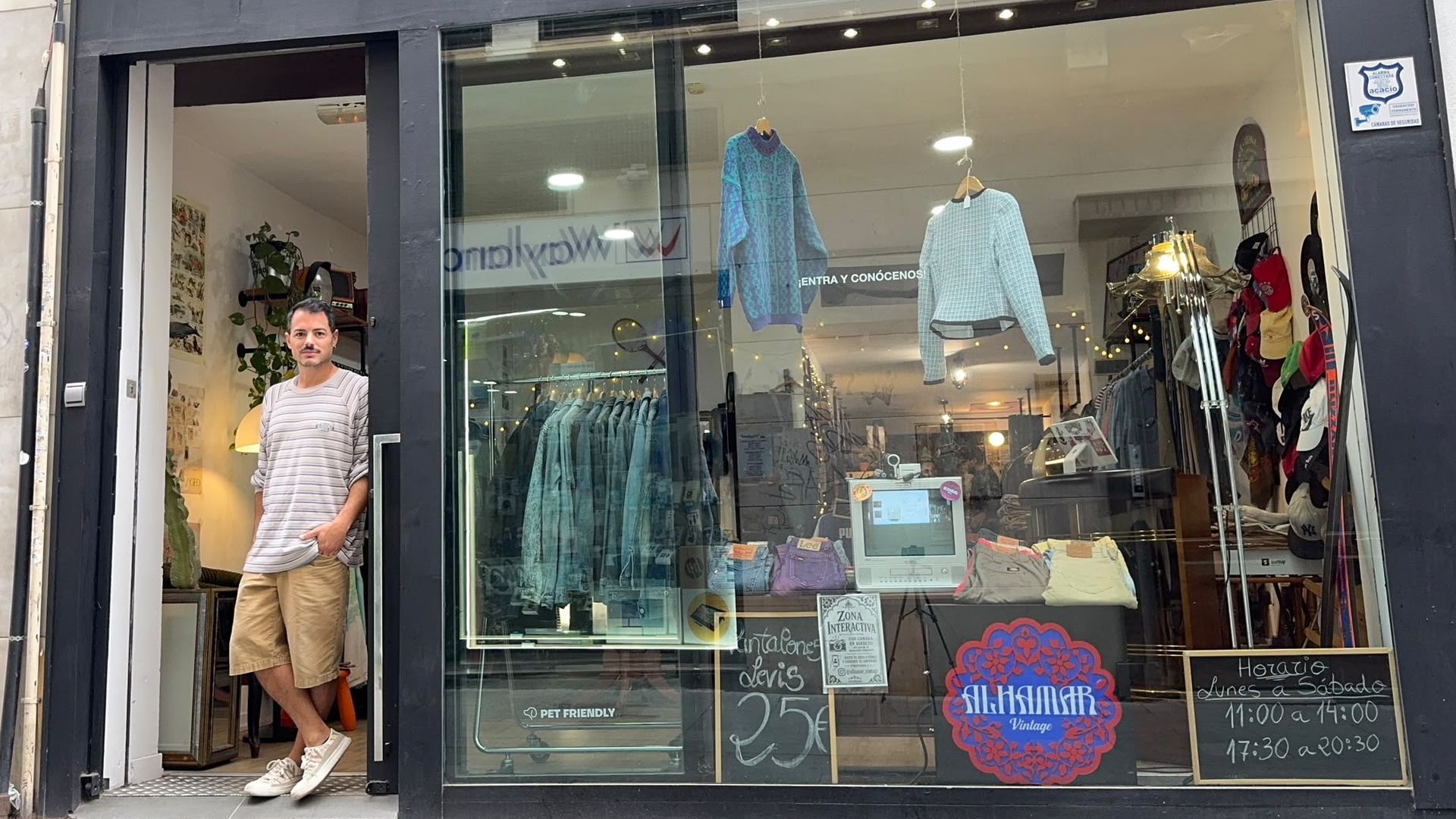 La tienda de Granada que triunfa vendiendo ropa usada desde 5 euros: "La gente está cada vez más concienciada en la moda sostenible" La tienda de Granada que triunfa vendiendo ropa usada desde 5 euros: "La gente está cada vez más concienciada en la moda sostenible"