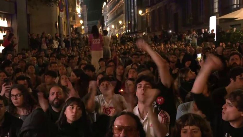 Las lágrimas y aplausos por Maricarmen en la Puerta del Sol al grito de "no son muertes, son asesinatos"