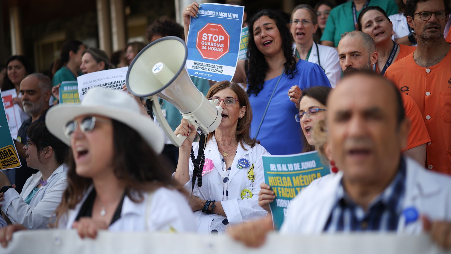 Los sindicatos médicos aplazan la huelga indefinida por las elecciones del 29N, pero “mantienen vivo el conflicto” por la negociación del Estatuto Marco Los sindicatos médicos aplazan la huelga indefinida por las elecciones del 29N, pero “mantienen vivo el conflicto” por la negociación del Estatuto Marco