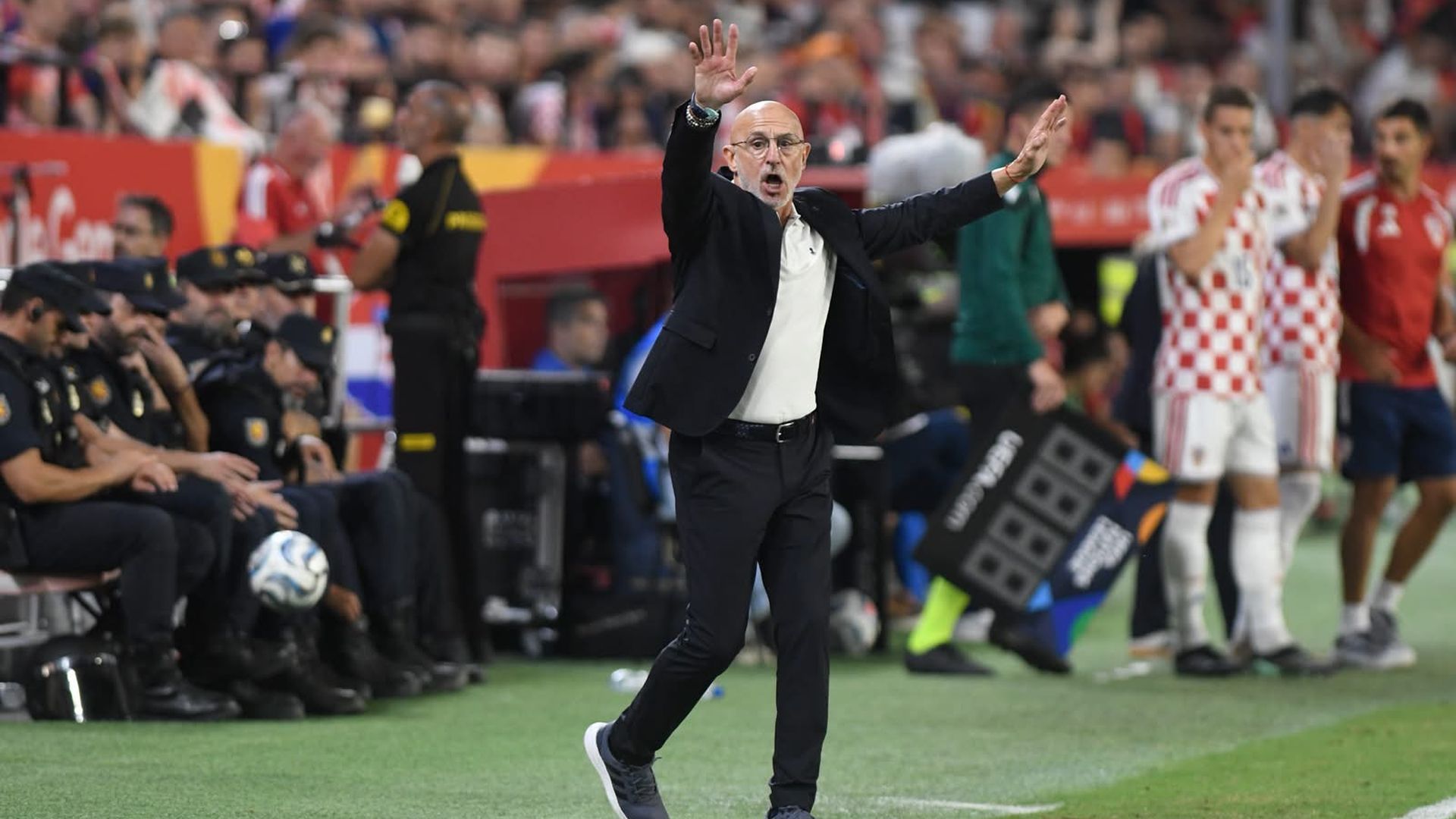 Luis De la Fuente da instrucciones durante el España - Croacia Luis De la Fuente da instrucciones durante el España - Croacia