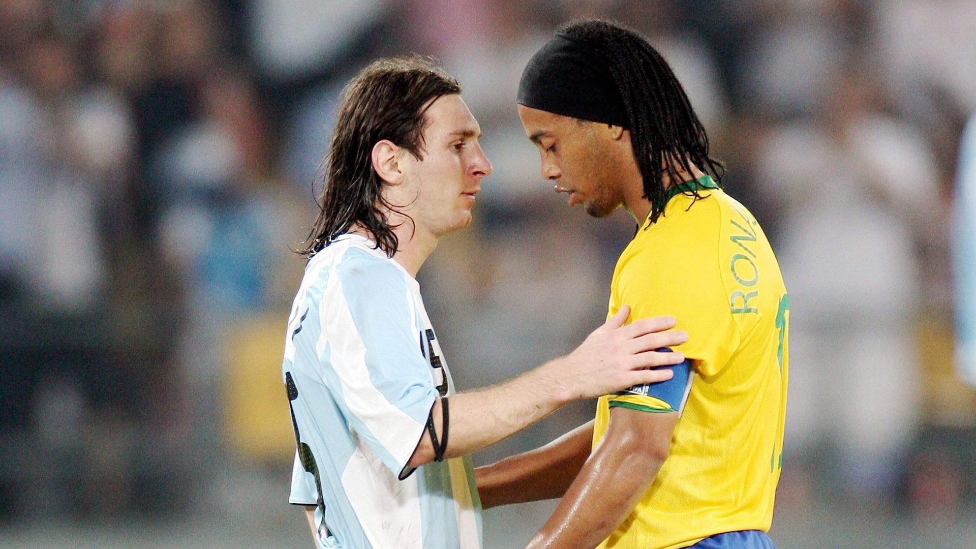 Messi consuela a Ronaldinho en un Argentina - Brasil Messi consuela a Ronaldinho en un Argentina - Brasil