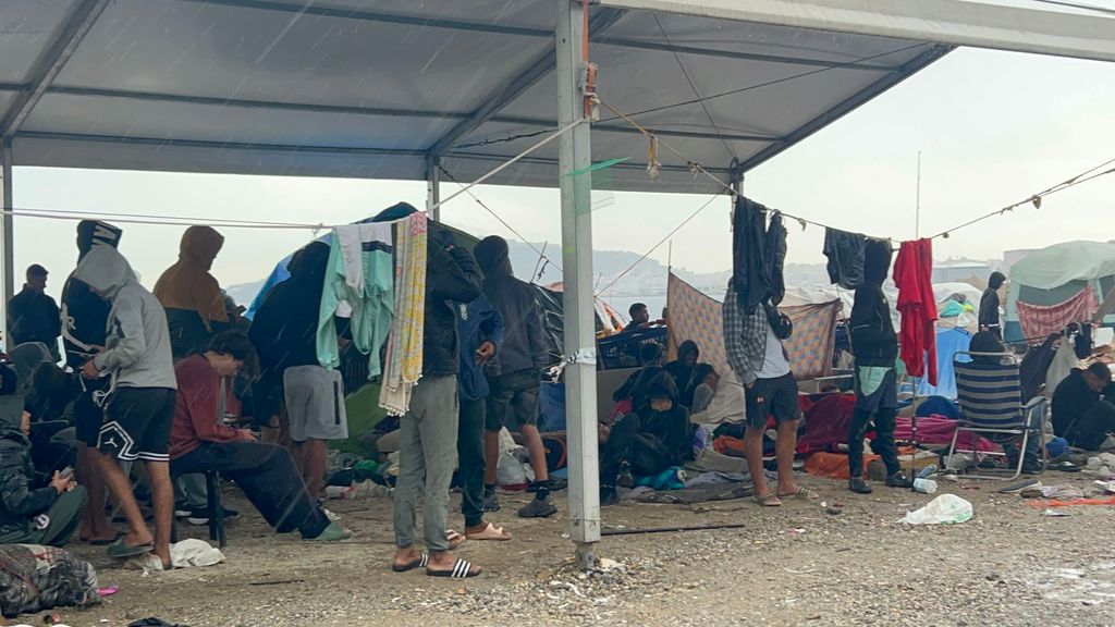 Migrantes pasando la noche en los montes y 'pisos patera' por 1.000 euros al mes: la situación en Ceuta tras los desalojos en la playa del Trampolín