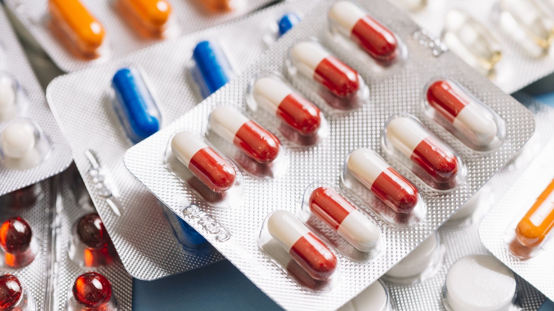 Sanidad implantará la prescripción diferida de antibióticos para reducir usos innecesarios: las resistencias matan cada año a 5.000 personas en España Sanidad implantará la prescripción diferida de antibióticos para reducir usos innecesarios: las resistencias matan cada año a 5.000 personas en España