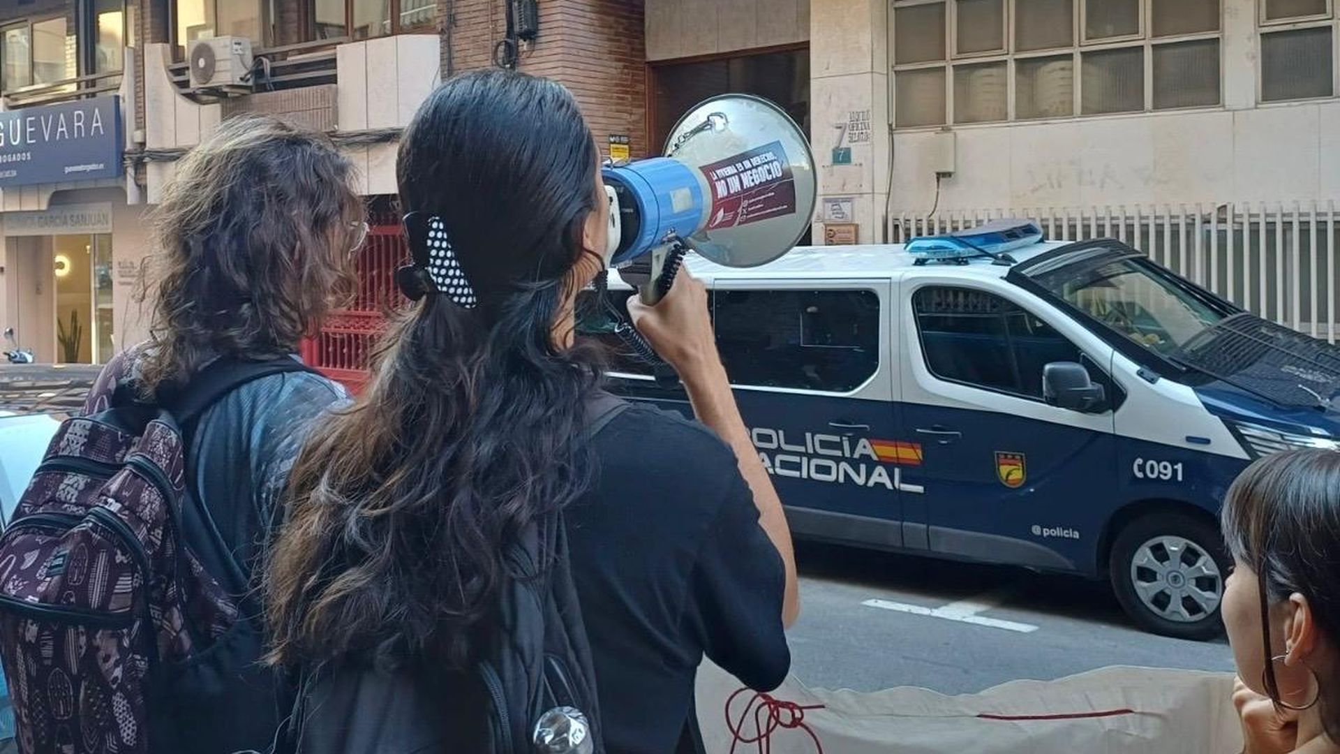 Sindicatos tratan de paralizar un desahucio en Alicante Sindicatos tratan de paralizar un desahucio en Alicante