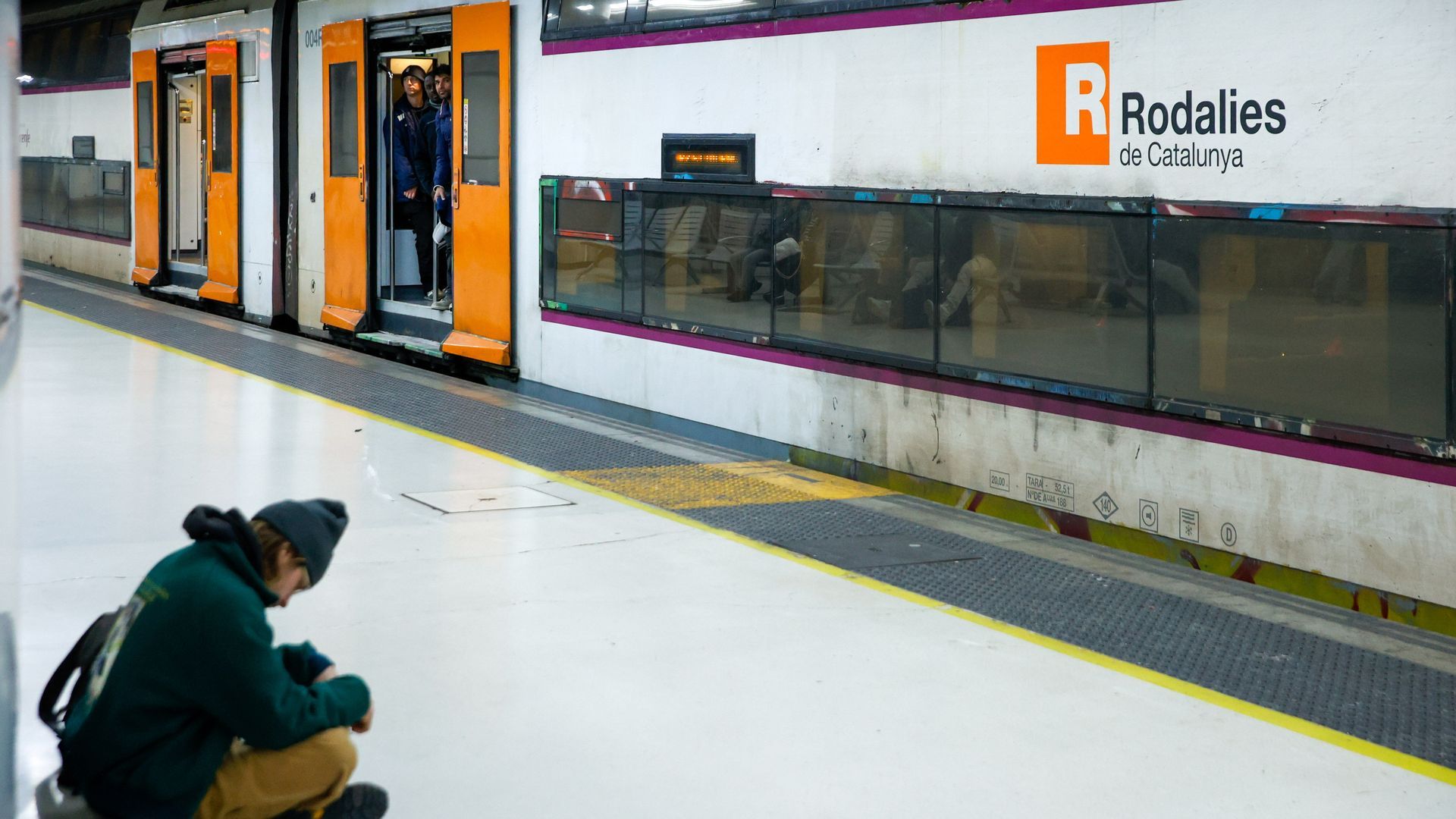Suspendido todo el servicio de Rodalies en toda Cataluña por los estragos del temporal: se recomienda buscar medios alternativos de transporte Suspendido todo el servicio de Rodalies en toda Cataluña por los estragos del temporal: se recomienda buscar medios alternativos de transporte