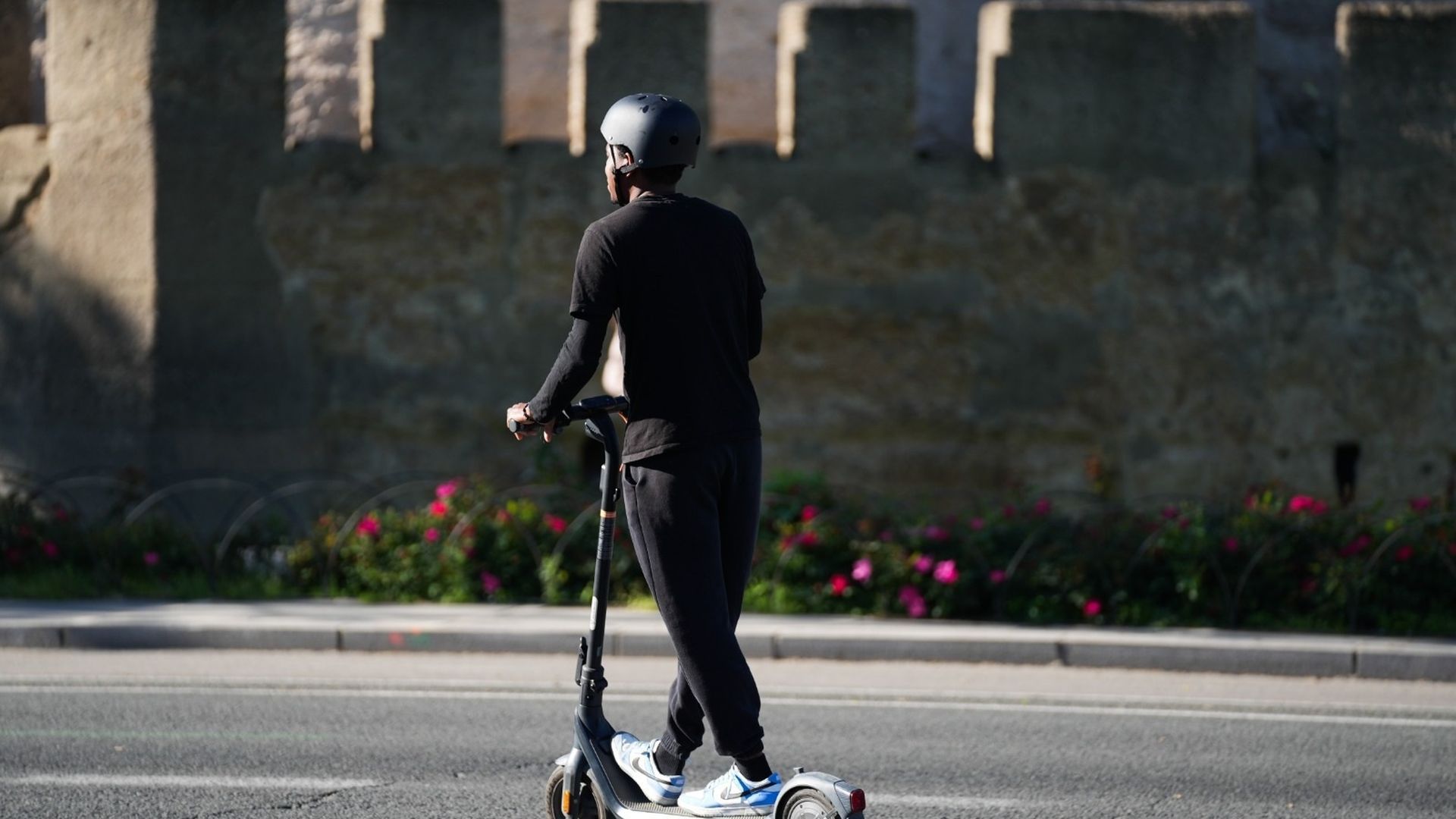 Un conductor de patinete eléctrico Un conductor de patinete eléctrico