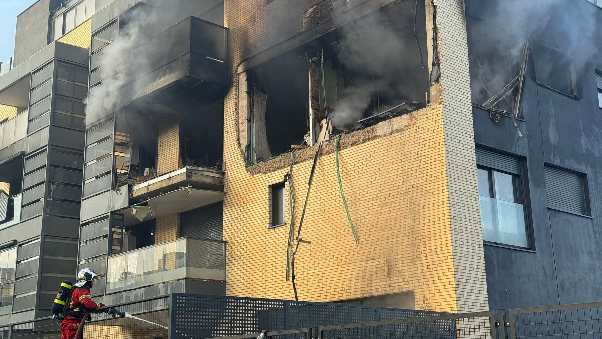 Una explosión en una vivienda de Valdemoro, Madrid, desencadena un aparatoso incendio en un bloque de cuatro plantas Una explosión en una vivienda de Valdemoro, Madrid, desencadena un aparatoso incendio en un bloque de cuatro plantas
