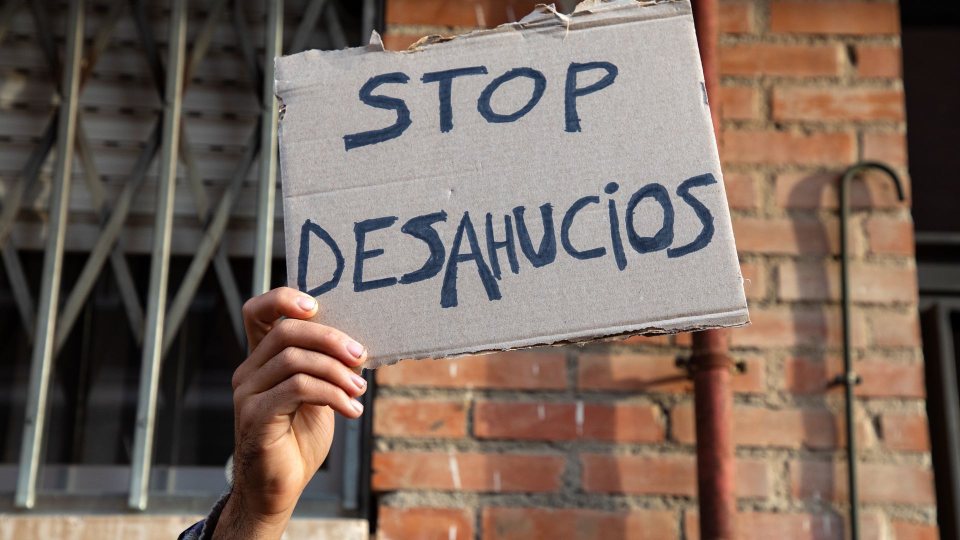 Una persona muestra una pancarta contra un desahucio en Madrid Una persona muestra una pancarta contra un desahucio en Madrid