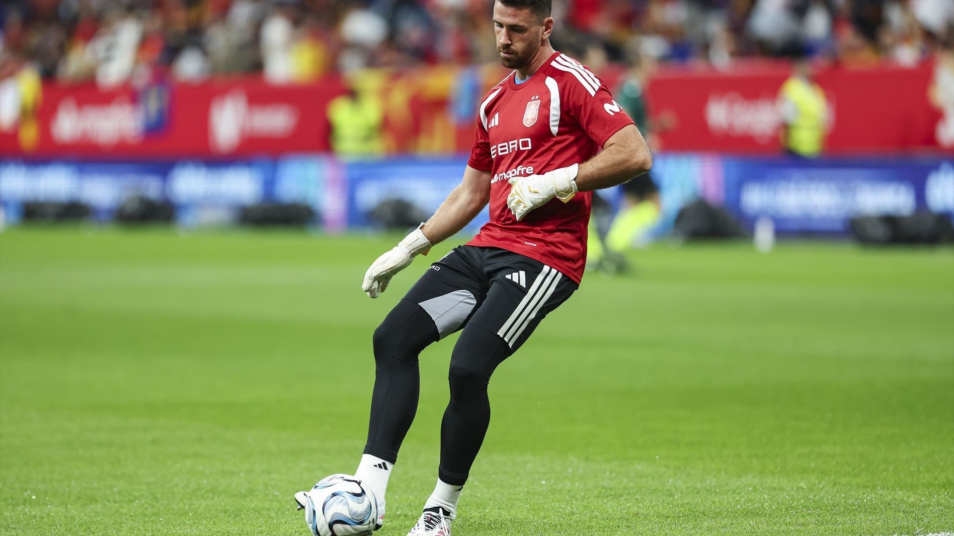 Unai Simón calienta antes de un partido con España