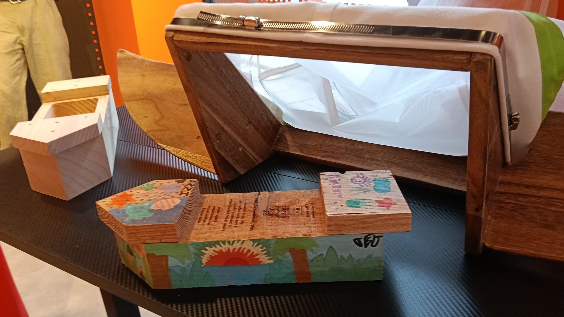 Uno de los 240 dispositivos con forma de barquitos de madera que se lanzarán en el Golfo de Bizkaia Uno de los 240 dispositivos con forma de barquitos de madera que se lanzarán en el Golfo de Bizkaia