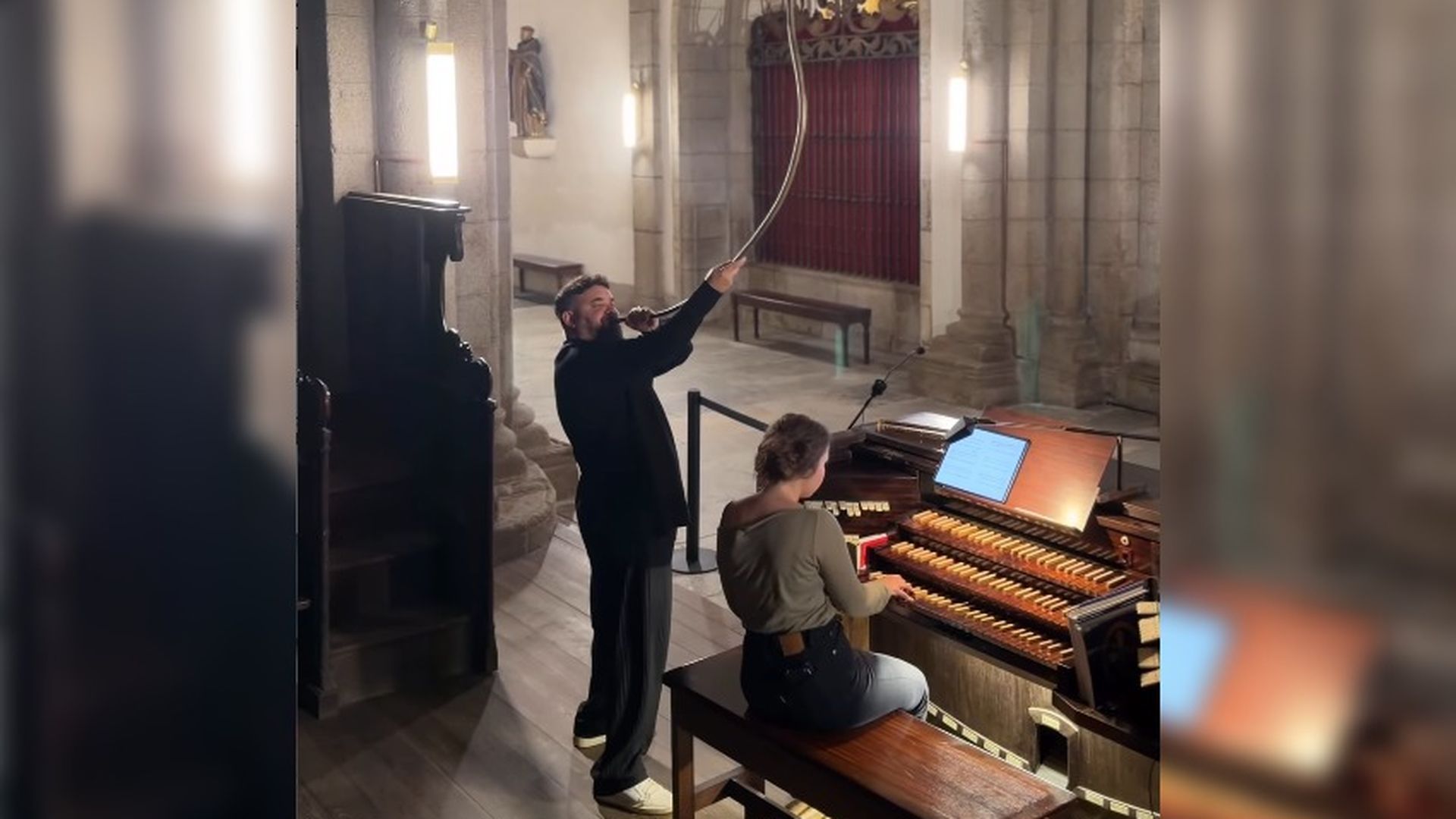 Abraham Cupeiro grabó los vídeos de promoción del espectáculo para sus redes sociales en el interior de la catedral de Mondoñedo Abraham Cupeiro grabó los vídeos de promoción del espectáculo para sus redes sociales en el interior de la catedral de Mondoñedo