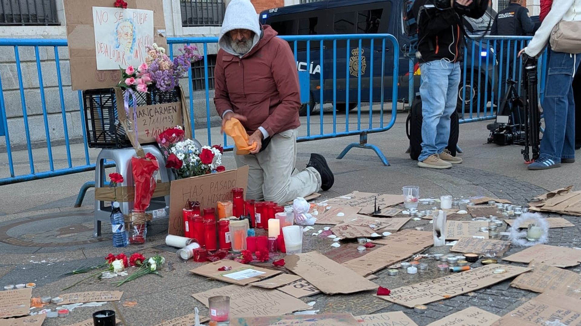 Altares en homenaje a Maricarmen en la Real Sede de Correos y bajo la estatua del Oso y el Madroño
