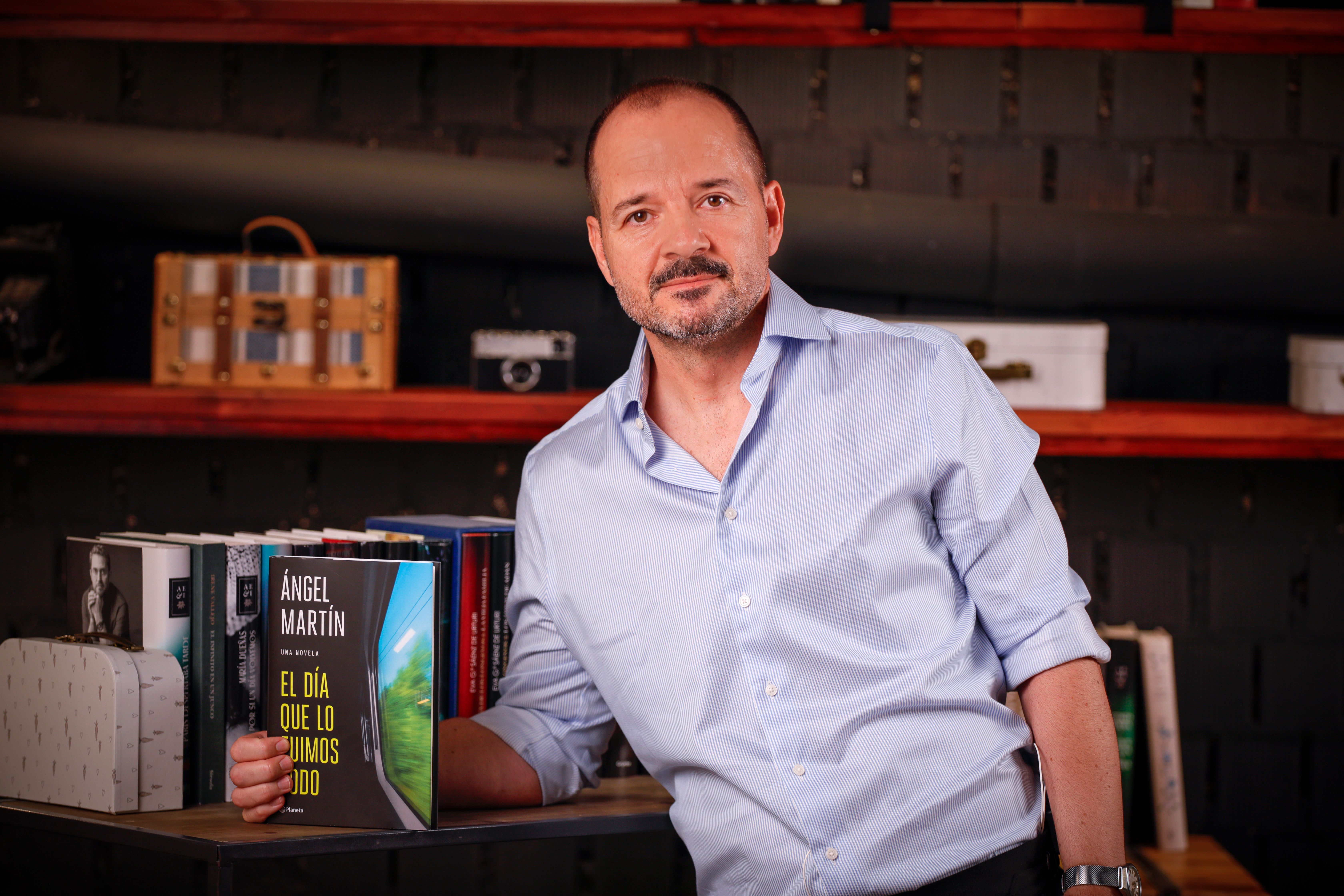 Ángel Martín posa con su primera novela