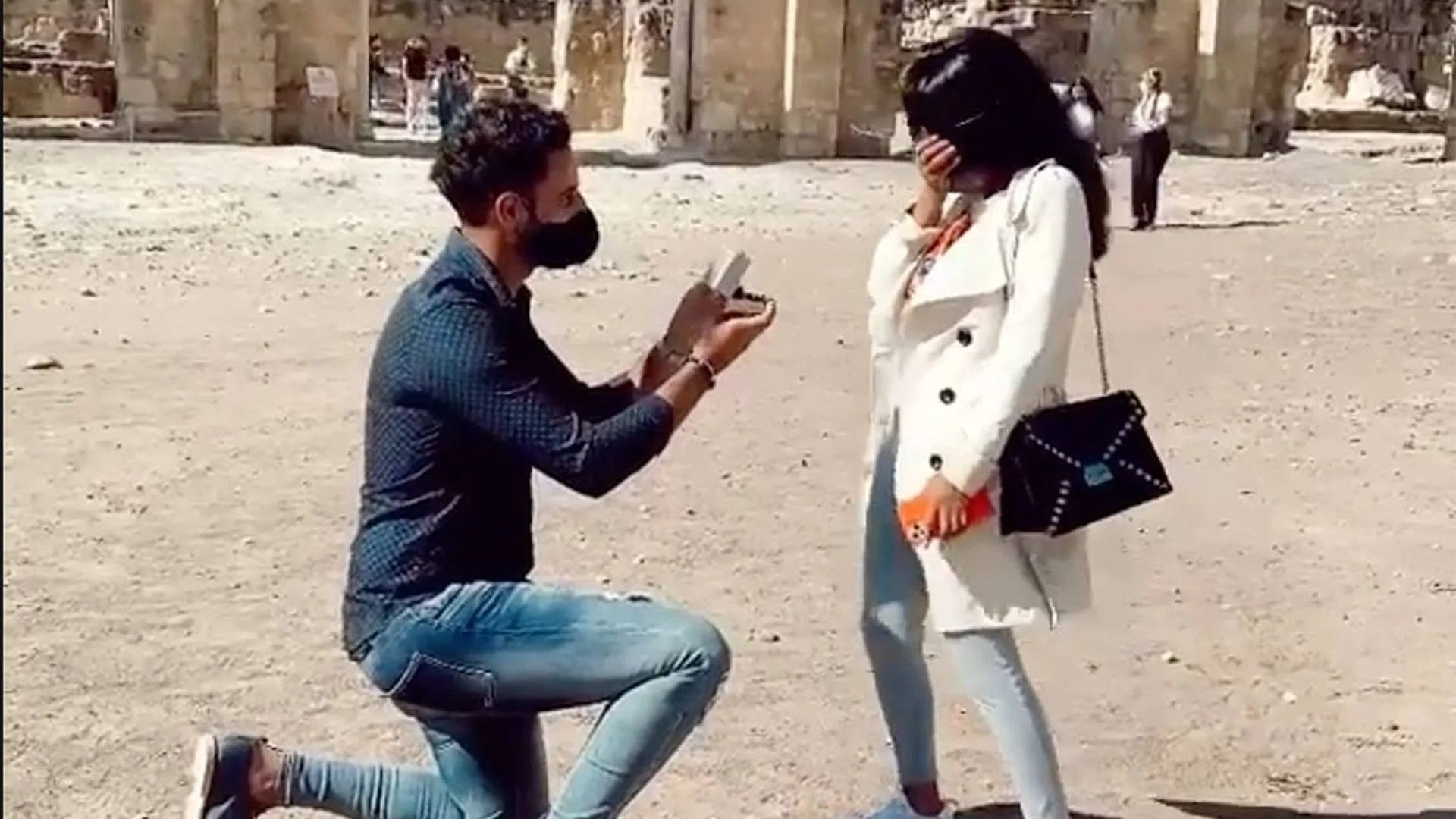 Asraf, con mascarilla, le pide matrimonio a una emocionada Isa Pantoja