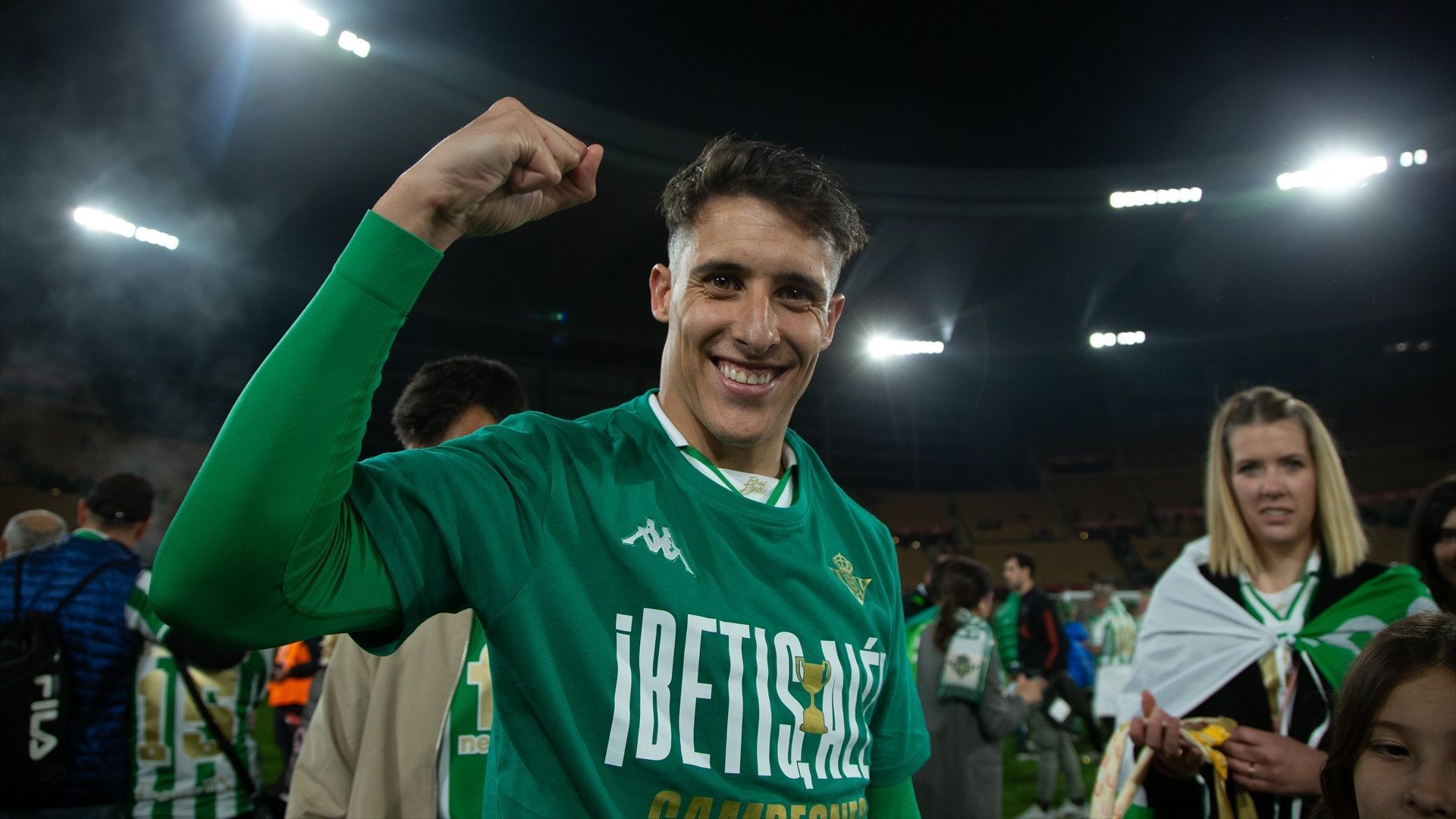 Cristian Tello celebra la Copa del Rey que ganó con el Betis Cristian Tello celebra la Copa del Rey que ganó con el Betis