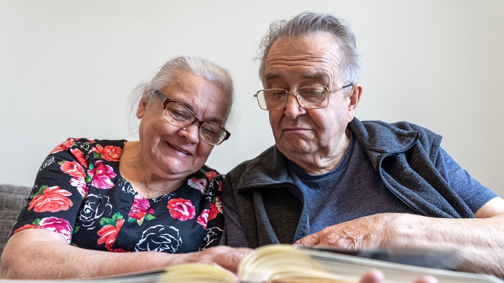 Dos jubilados mirando un álbum de fotos Dos jubilados mirando un álbum de fotos