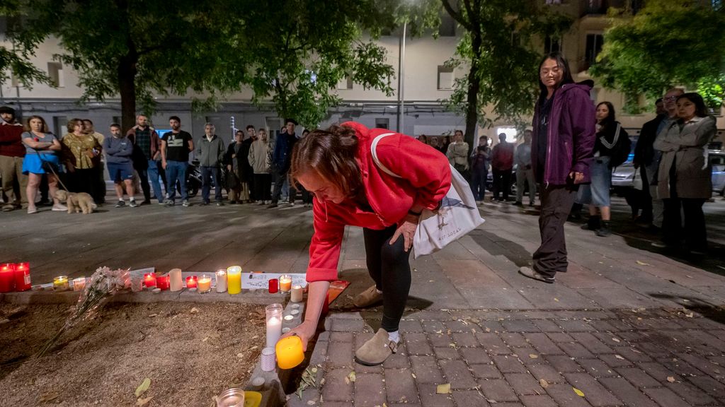 El homenaje de los vecinos a Maricarmen junto a la vivienda de la que fue desahuciada: "Su muerte es la muerte del barrio"