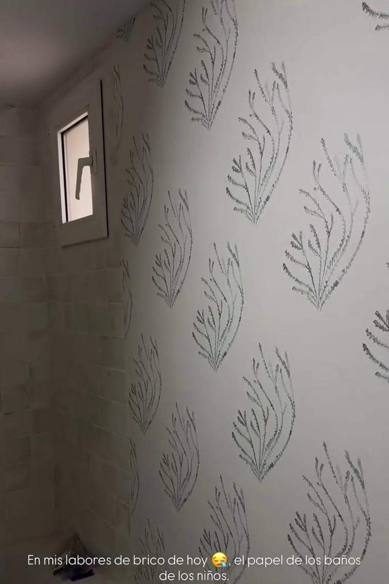 El papel de la pared del baño