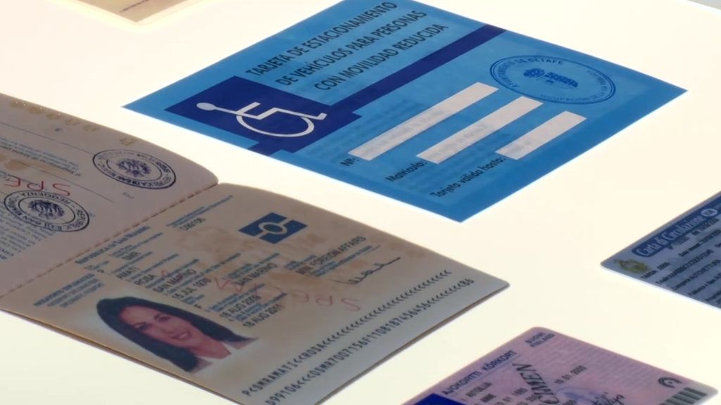 El trabajo de los 'forenses' de la escritura: "Hay una alta falsificación de tarjetas de movilidad reducida"