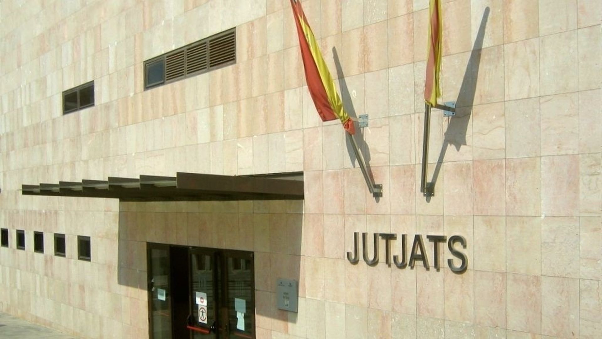 Fachada de acceso a los juzgados de Gavá, Barcelona Fachada de acceso a los juzgados de Gavá, Barcelona
