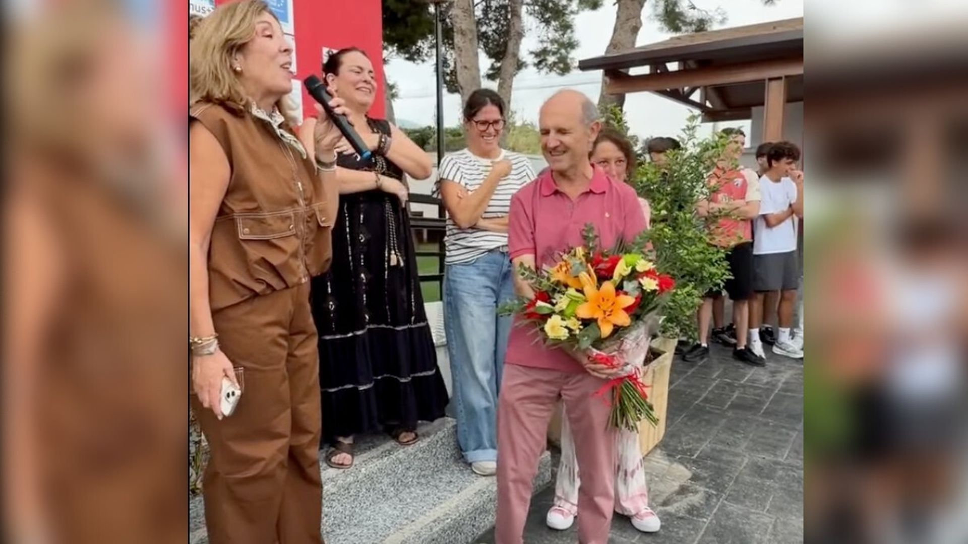 La emotiva despedida con 15 minutos de aplausos al 'profe' Berbabé, una leyenda del colegio El Pinar de Alhaurín de la Torre La emotiva despedida con 15 minutos de aplausos al 'profe' Berbabé, una leyenda del colegio El Pinar de Alhaurín de la Torre