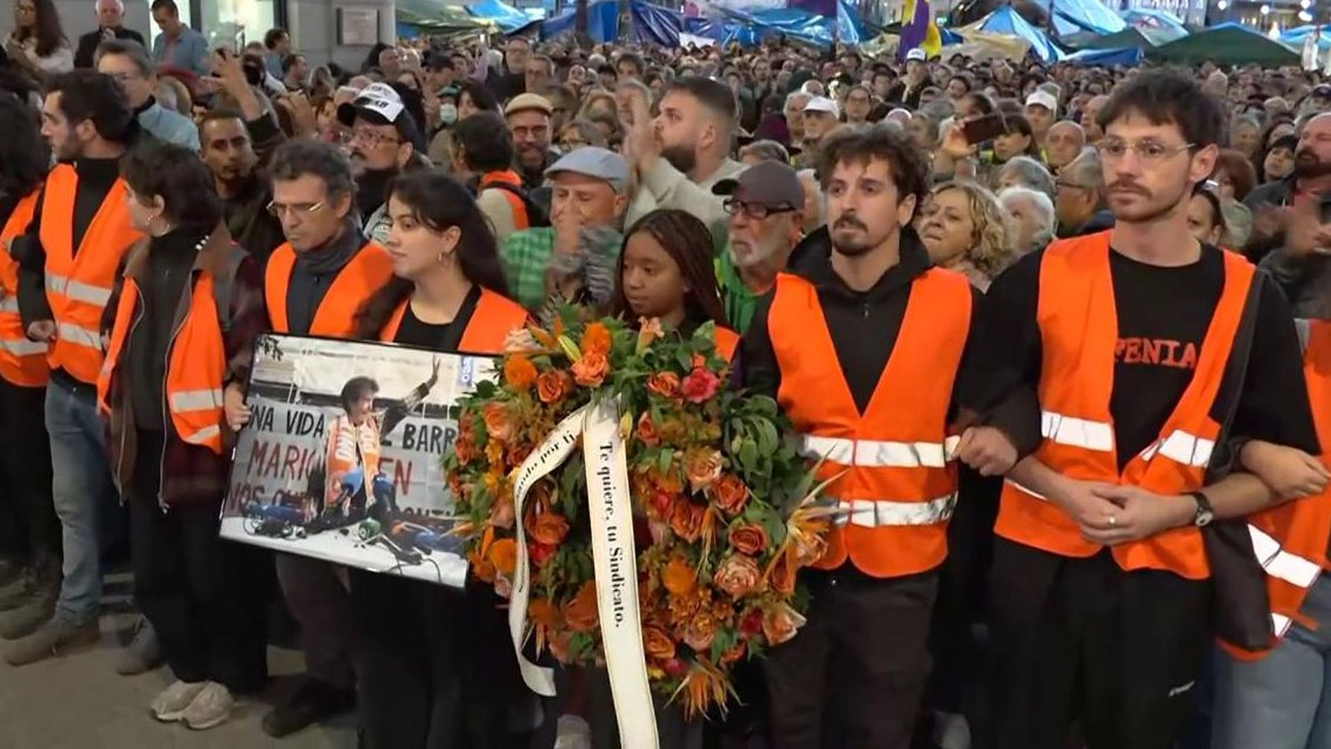 La marcha por la muerte de Maricarmen, en directo | Miles de personas recorren Madrid al grito de "la lucha sigue" La marcha por la muerte de Maricarmen, en directo | Miles de personas recorren Madrid al grito de "la lucha sigue"