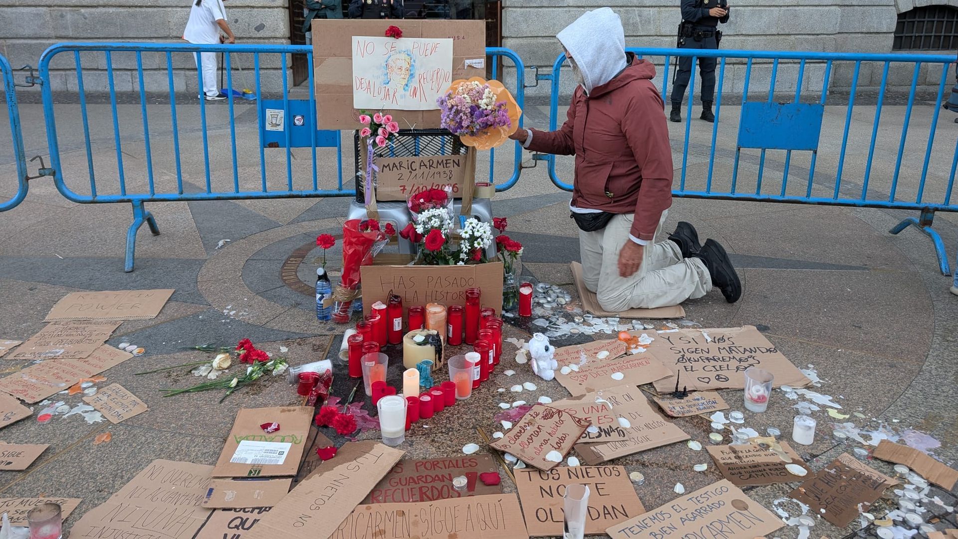Las reacciones a la muerte de Maricarmen, en directo | Altares y homenajes en la acampada de Sol: "Tus nietos no te olvidan" Las reacciones a la muerte de Maricarmen, en directo | Altares y homenajes en la acampada de Sol: "Tus nietos no te olvidan"