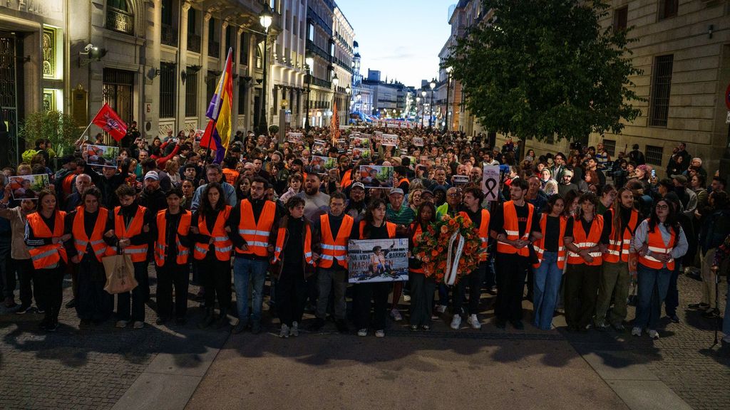 La marcha recorre Madrid entre lágrimas y cánticos hasta la casa de Maricarmen: "Adiós con el corazón"