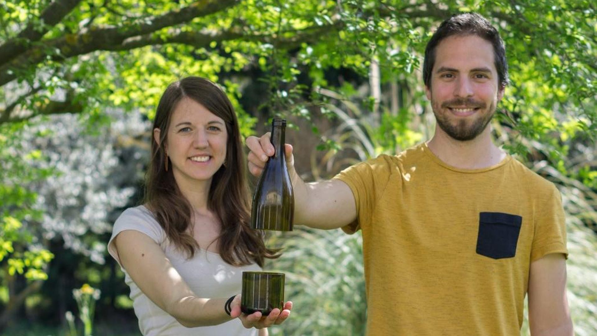 María y David con una de sus creaciones a partir de botellas de vino usadas María y David con una de sus creaciones a partir de botellas de vino usadas