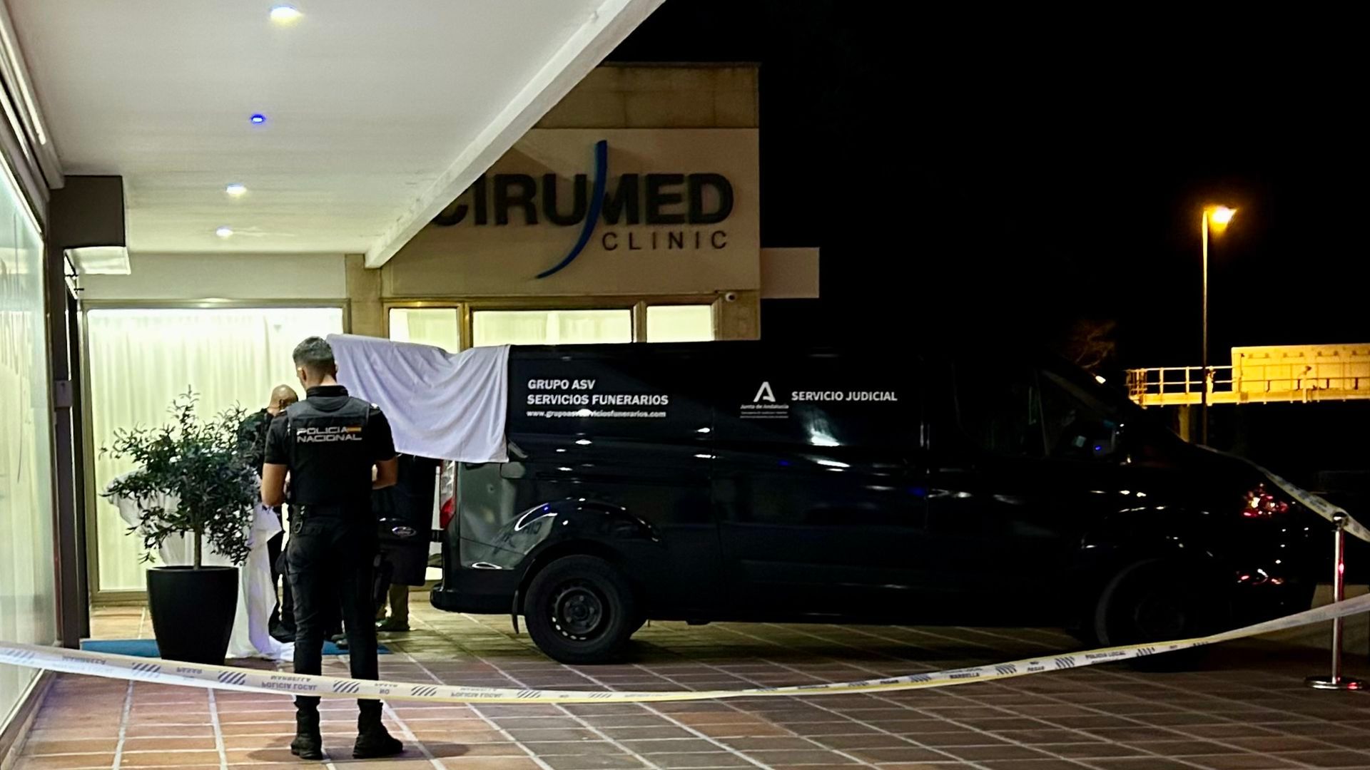 Muere un cirujano al recibir varios disparos en la cabeza en su clínica de Marbella