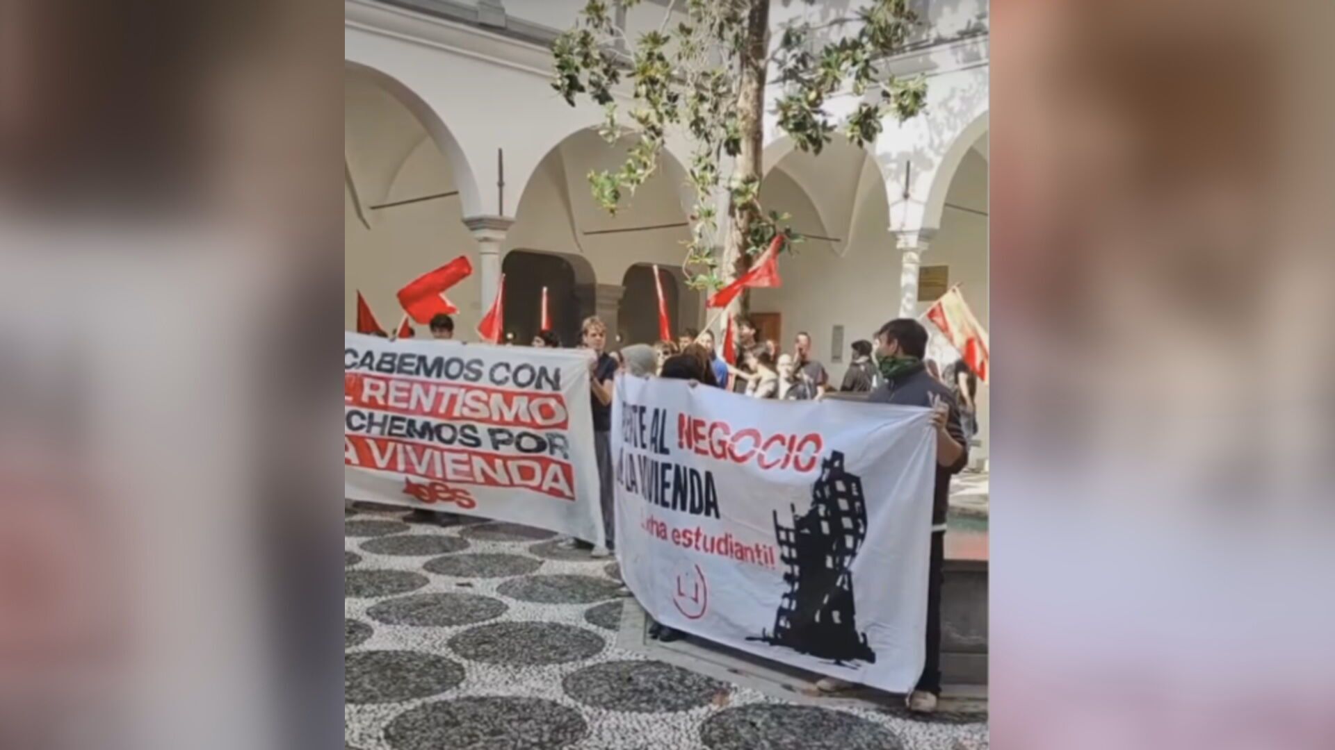 Realizan un escrache contra un profesor de la UGR al que acusan de querer desahuciar a la última vecina de un edificio de Granada Realizan un escrache contra un profesor de la UGR al que acusan de querer desahuciar a la última vecina de un edificio de Granada