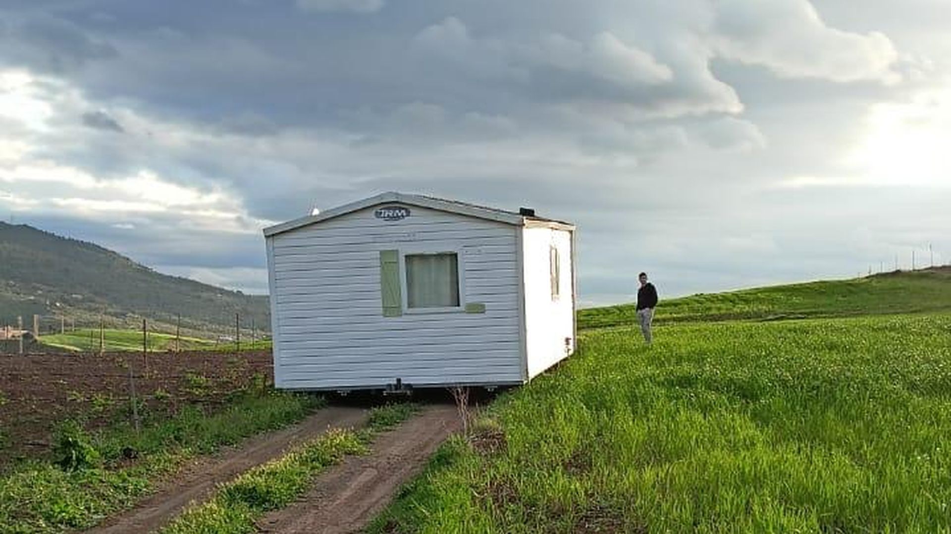 Un vecino se enfrenta a 15 meses de cárcel por instalar una casa prefabricada en su parcela de Casabermeja, Málaga Un vecino se enfrenta a 15 meses de cárcel por instalar una casa prefabricada en su parcela de Casabermeja, Málaga