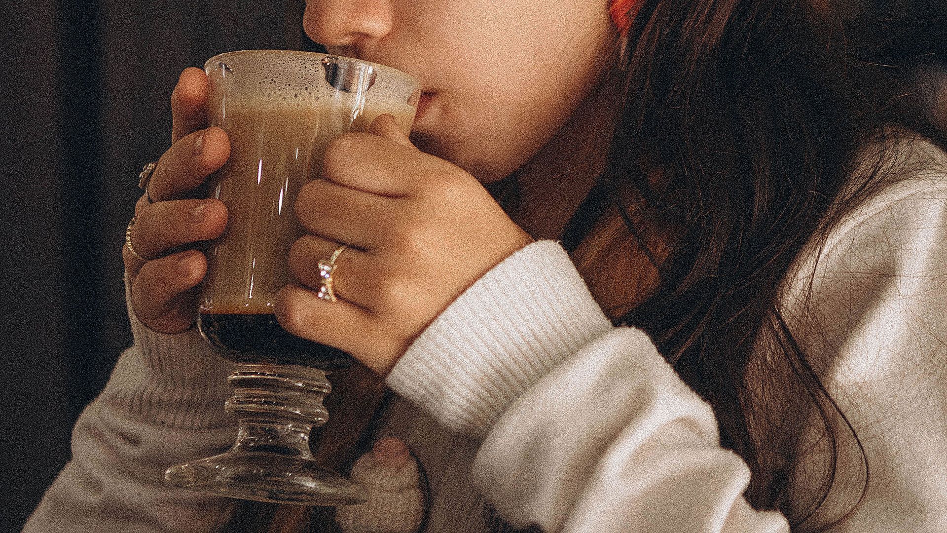Una niña de 12 años murió tras beber un batido preparado en una batidora sin lavar de una cafetería: era alérgica a las avellanas Una niña de 12 años murió tras beber un batido preparado en una batidora sin lavar de una cafetería: era alérgica a las avellanas