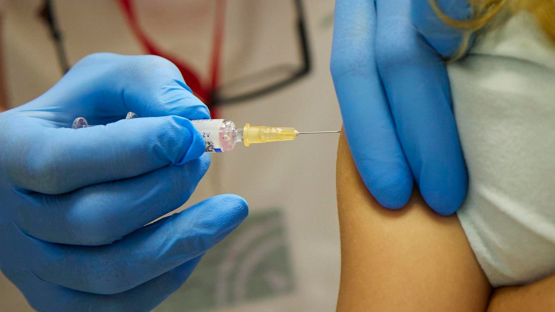 Archivo - Detalle de la jeringa donde le van a inyectar la vacuna de la gripe durante la vacunación a menores de 5 años de la gripe. Archivo - Detalle de la jeringa donde le van a inyectar la vacuna de la gripe durante la vacunación a menores de 5 años de la gripe.