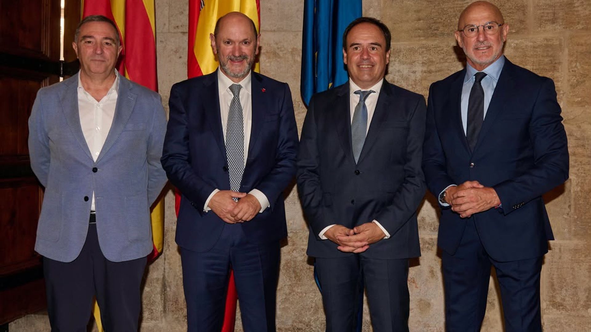 De izquierda a derecha: Salva Gomar, presidente de la FFCV, Louzán, de la RFEF, Juanfran Pérez Llorca, presidente de la Generalitat y De la Fuente