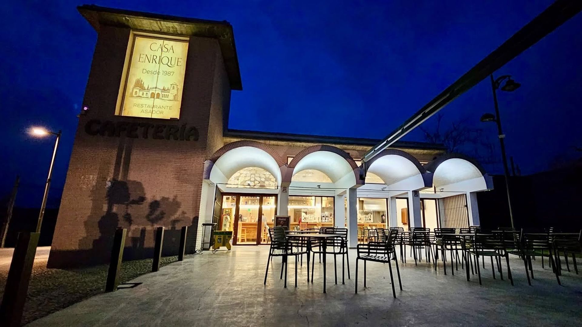 El restaurante Casa Enrique está a orillas de la autovía que une Sevilla con Granada y Almería. El restaurante Casa Enrique está a orillas de la autovía que une Sevilla con Granada y Almería.