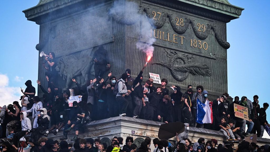 Enfrentamientos y escalada de tensión en las protestas estudiantiles de París tras tomar la plaza de la Bastilla: cargas, cañonazos de agua y más de 500 detenciones