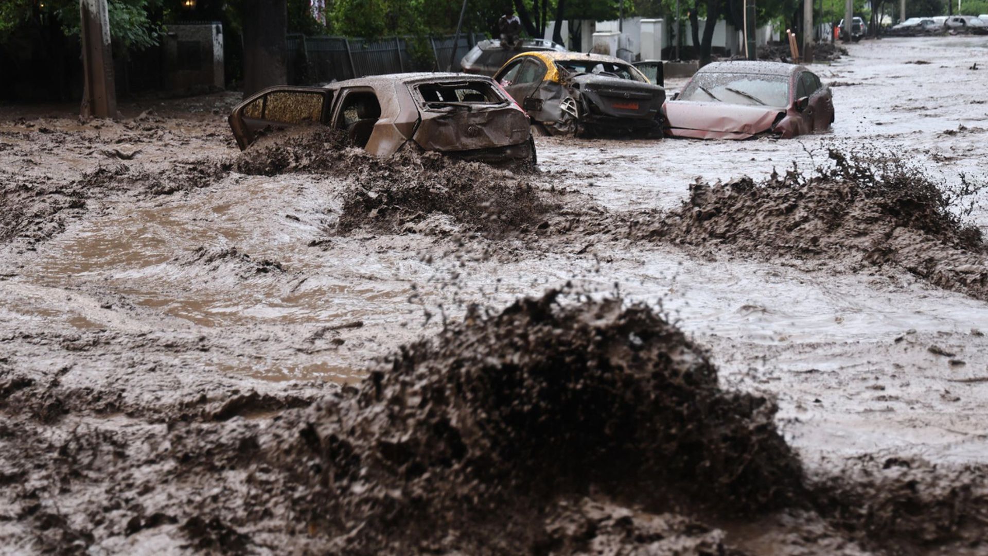 Fuertes lluvias en Chile sepultan con barro, lodo y grandes piedras un barrio de la capital Fuertes lluvias en Chile sepultan con barro, lodo y grandes piedras un barrio de la capital