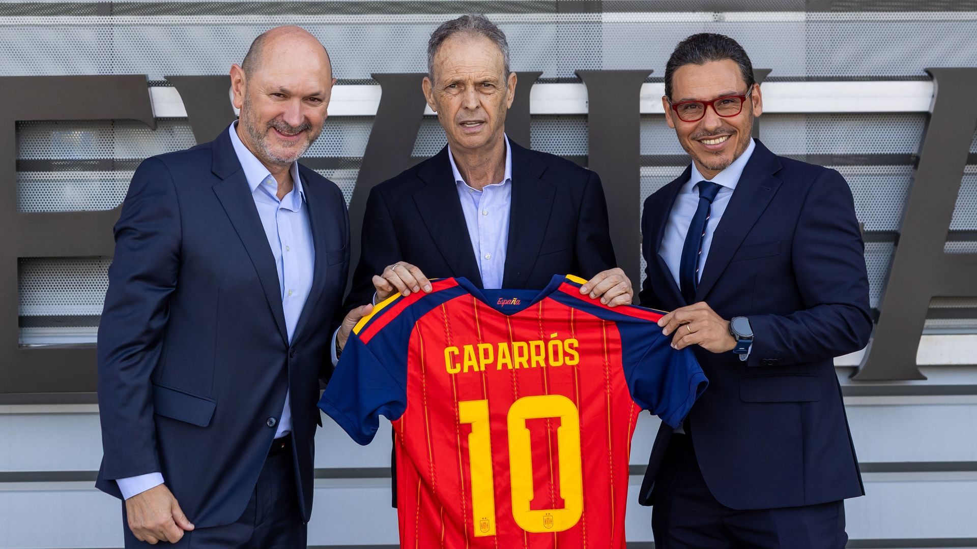 Joaquín Caparrós, homenajeado por la RFEF Joaquín Caparrós, homenajeado por la RFEF